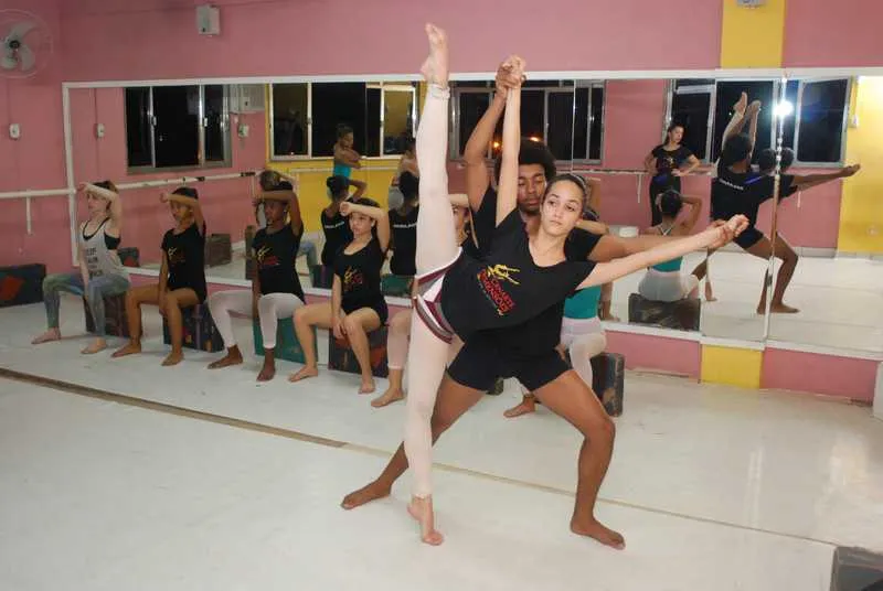 Jovens ensaiam no Cenarte com a esperança de atuarem no "Festival de Dança de Florianópolis – Prêmio Desterro"