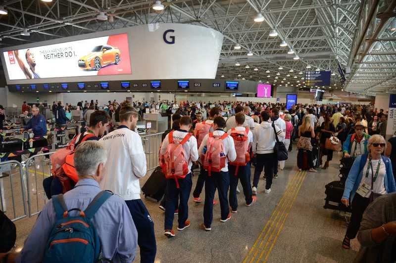 A concessionária RIOgaleão, recomenda aos passageiros que saiam com seis horas de antecedência para voos internacionais e duas horas para voos domésticos