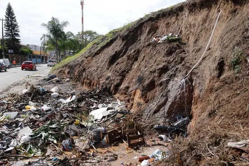  Além do acúmulo de lixo, a encosta está com um cano arrebentado vazando água há três dias