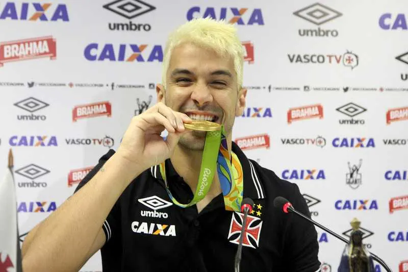 Durante a coletiva, o zagueiro Luan brincou com a medalha de ouro que ganhou na Rio 2016
