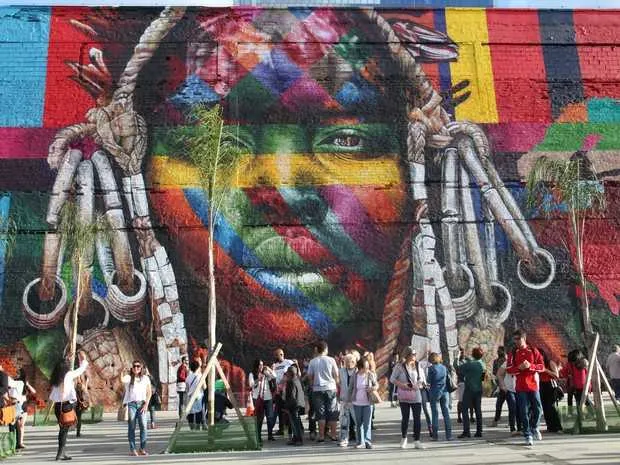 Kobra disse que, até a conclusão, a pintura consumiu meses de trabalho dele e de mais dez pessoas