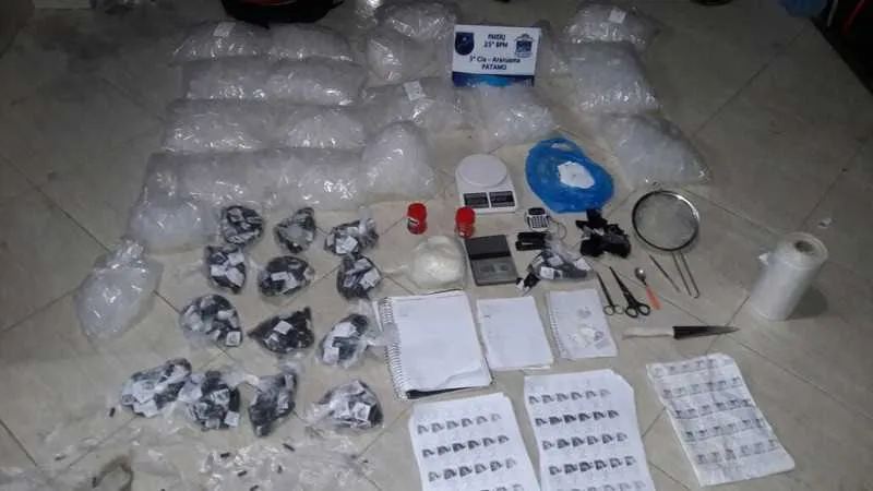  As drogas e o material para endolação foram aapreendidos no bairro Nova Itaúna, em Saquarema