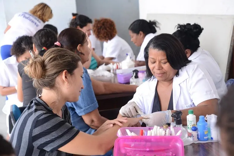 Os serviços de beleza são realizados por alunos dos Polos de Qualificação Profissional de SG