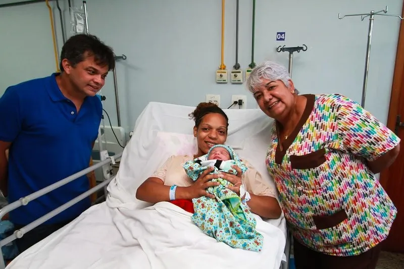 Daiane comemora a chegada de Enzo, seu segundo filho, no Complexo Luiz Palmier, em SG