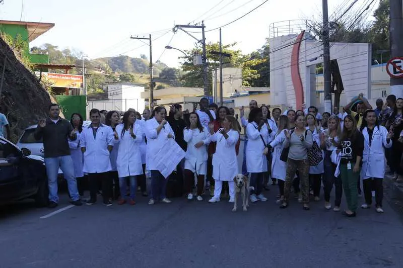 Funcionários fizeram protesto na frente do hospital estadual