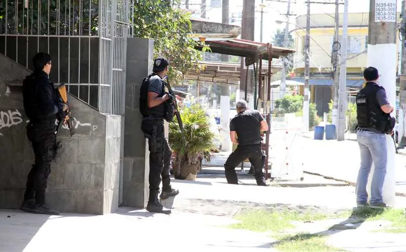 Agentes da DH tentavam cumprir mandos de prisão na favela