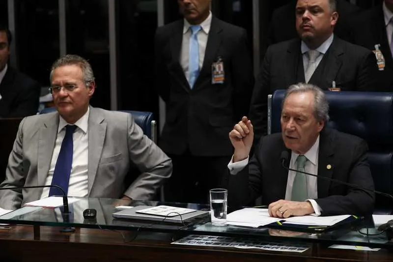 O ministro Ricardo Lewandowski presidiu o primeiro dia do julgamento do impeachment, que durou mais de 15 horas