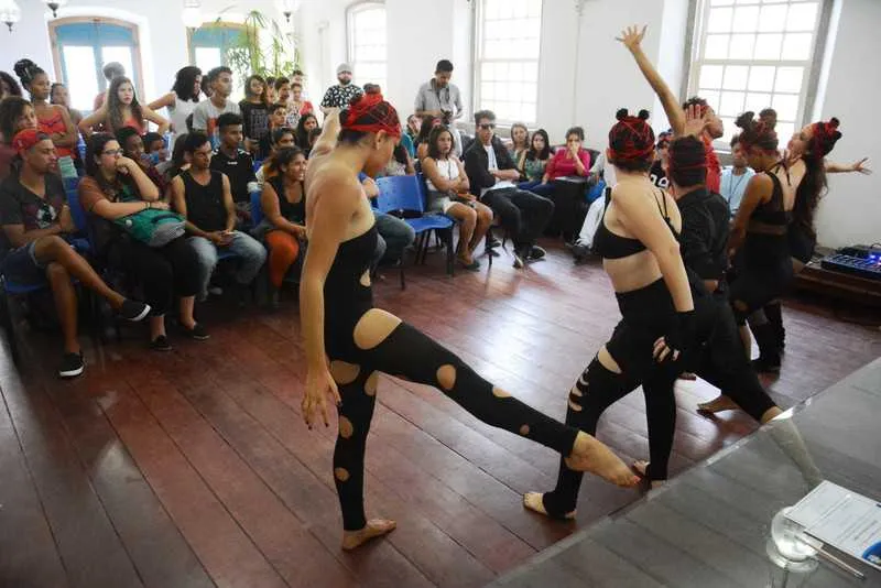 Os alunos receberam certificados de conclusão de três cursos oferecidos pela Casa do Artista
