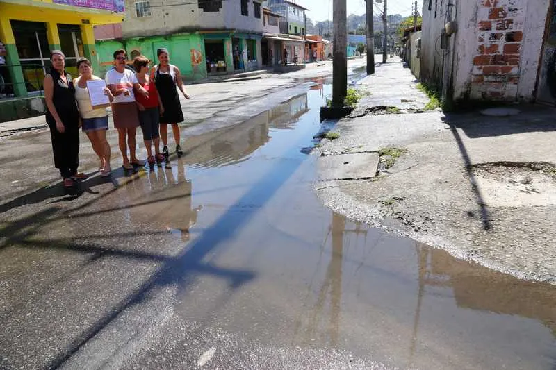 Moradores contaram que já acionaram a Cedae mais de 20 vezes