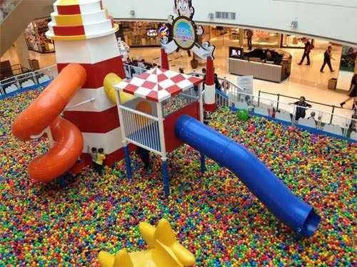 Neste sábado, no Plaza Shopping, das 21h às 23h, o mar de bolinhas vai ficar ainda mais divertido. O Bolinhas Party é para os adultos que querem realizar o sonho de dançar dentro de uma piscina com mais de 200 mil bolinhas coloridas. Não haverá cobrança adicional para o evento, o ingresso custa o mesmo preço do Mar de Bolinhas: R$15 por 15 minutos e R$1 o minuto adicional.