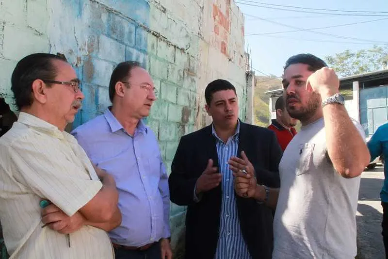 Candidato à reeleição, Neilton Mulim, conversou com moradores na Covanca e Venda da Cruz