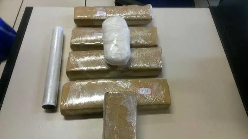 Avaliados em R$ 20 mil, a maconha e a pasta base de cocaína foram apreendidos em Búzios