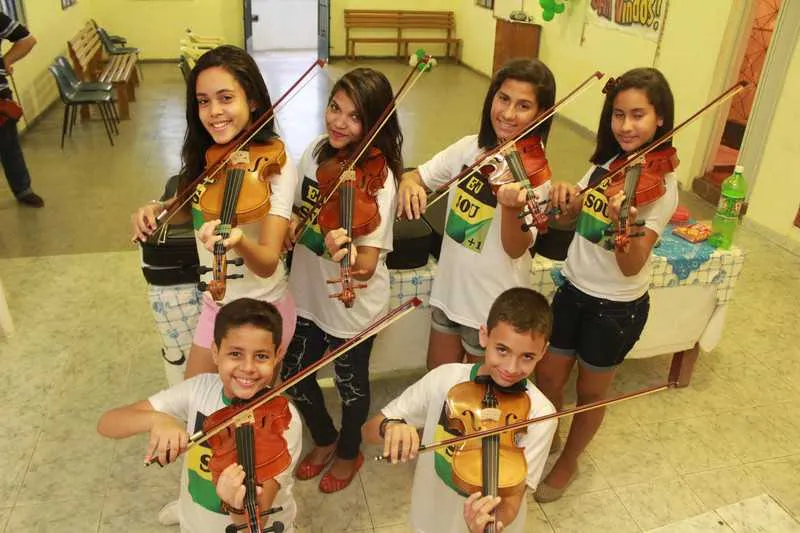 Em um ano e quatro meses, foram doados 17 violinos para o projeto "Eu sou + 1", no Pontal