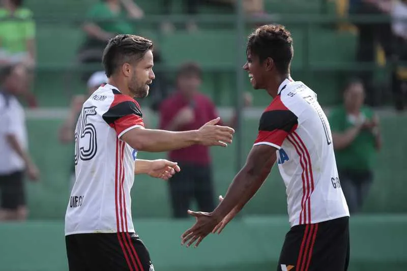 O meia Diego voltou a marcar gol neste domingo contra a Chapecoense, na Arena Condá