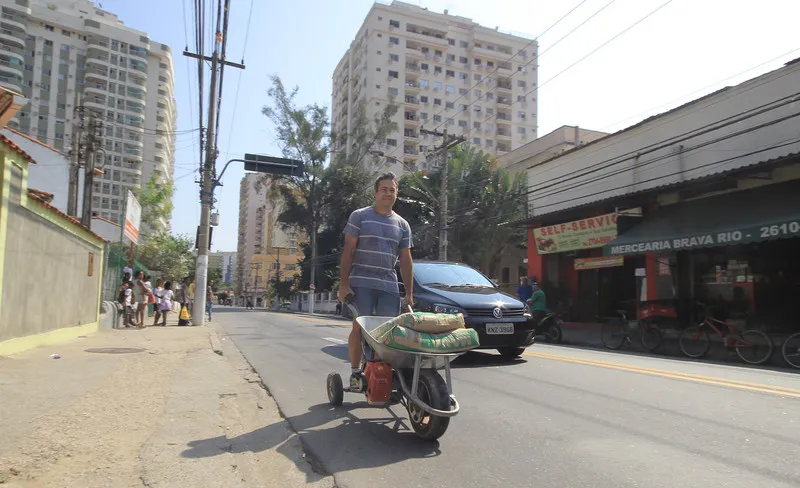 Junior ‘trafega’ pelo bairro com carrinho de mão motorizado