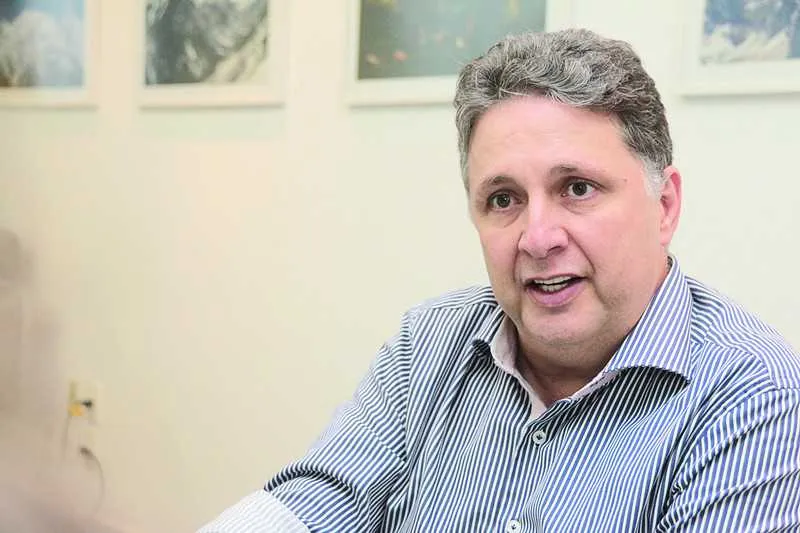 Garotinho transfere sua 'força' para Neilton Mulim