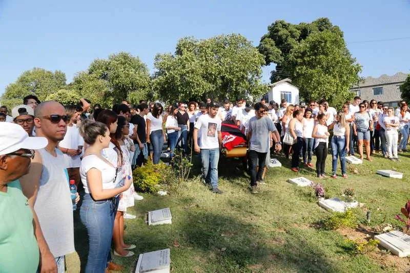 Parentes e amigos vestiam camisa em homenagem a Douglas, vítima de acidente de carro em Niterói