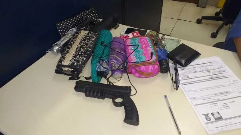 Com o acusado, foram apreendidas carteiras e réplica de arma