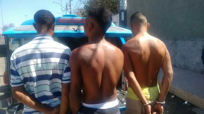 Os três tentaram fugir ao cerco policial na Favela da Carobinha