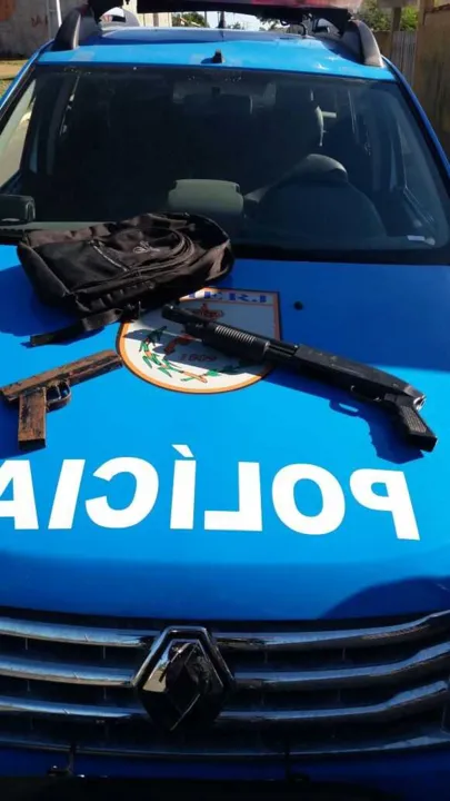 Na ação, os policiais apreenderam uma pistola e uma escopeta