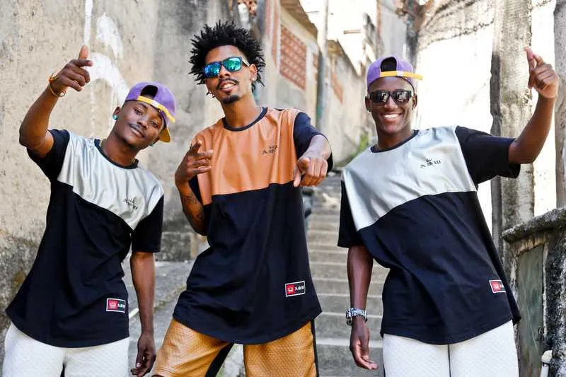 Com novo nome e nova música, rapazes de comunidade de Niterói já estão conquistando as rádios