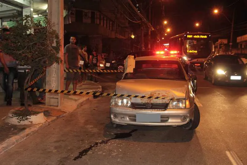 Imagem ilustrativa da imagem Homem é baleado e morre após sofrer acidente de carro a caminho o hospital