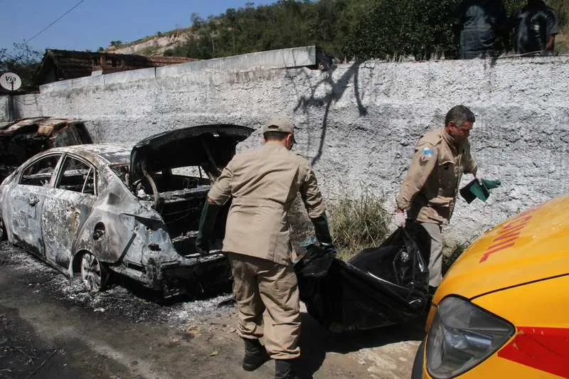 Corpo carbonizado foi encontrado no porta-malas de um carro roubado no Morro do Castro