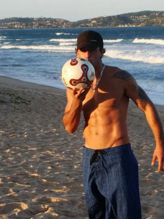 O jogador, que já atuou pelo São Caetano, teria levado garrafada e sido agredido fora da boate