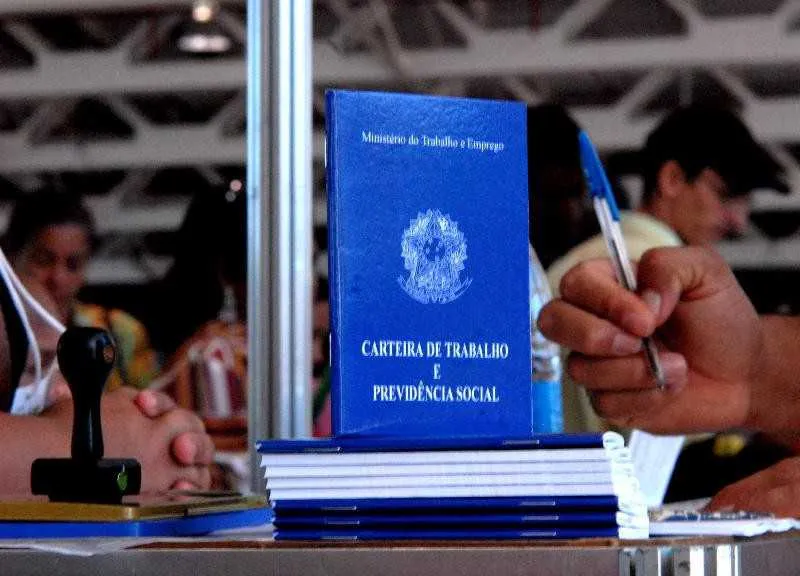  Podem receber a quantia os trabalhadores que tiveram a carteira assinada por pelo menos 30 dias e receberam até dois salários mínimos em 2014