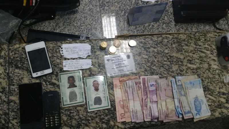 As identificações,celulares e o dinheiro apreendidos pela Polícia Militar na Roça Velha, em Arraial
