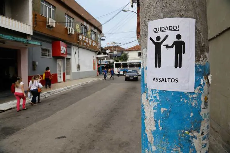 Nos cartazes, os moradores alertam para o perigo que correm ao passarem pelas vias do bairro