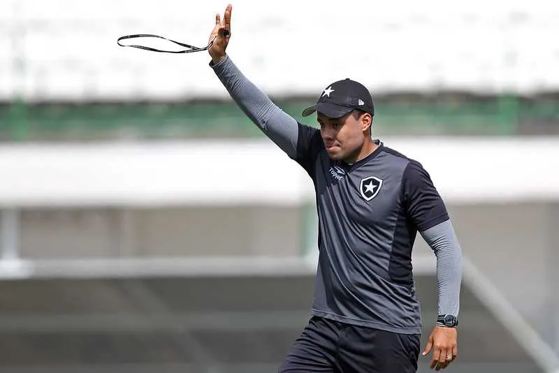Apesar do mistério, o técnico Jair Ventura deverá repetir a mesma escalação da última rodada
