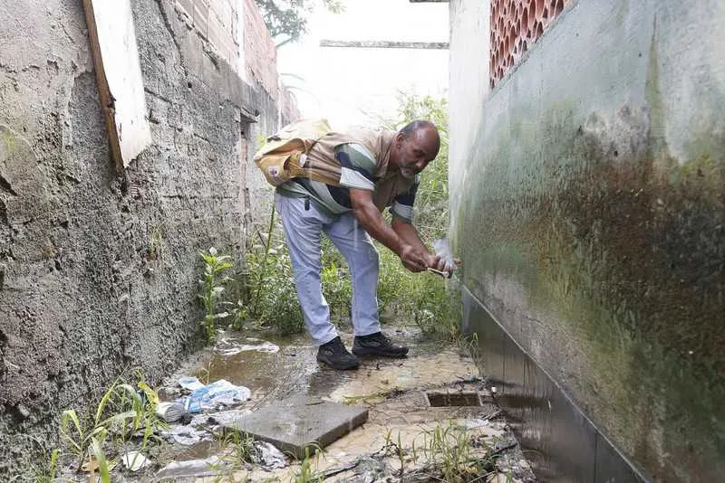 Agentes de endemias têm realizado ações de combate ao mosquito em áreas mais afetadas da cidade