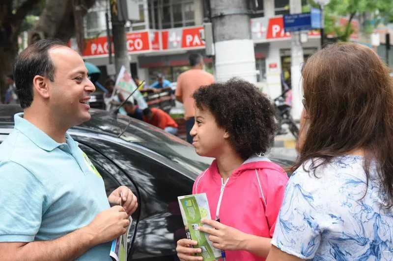 Rodrigo Neves conversou com eleitores na Rua Moreira César