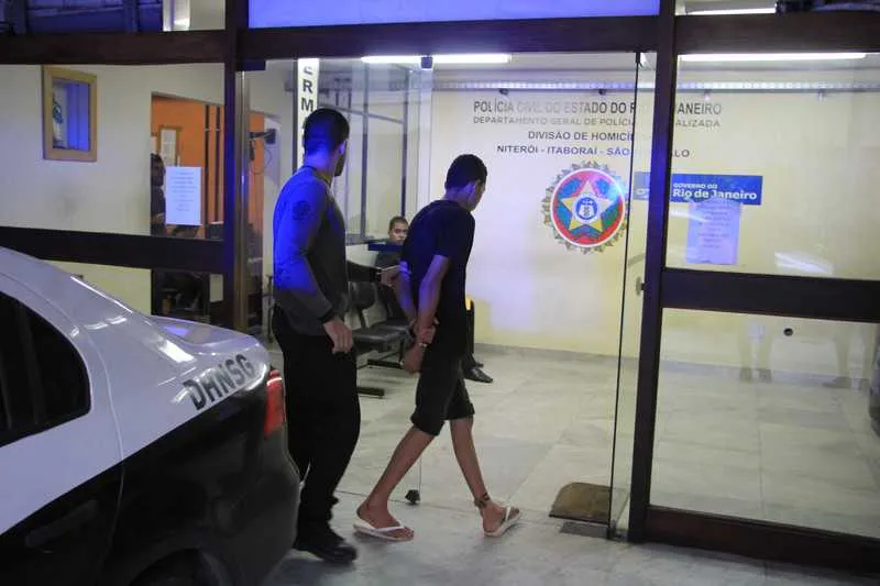 Correia de violão e saxofone foram usados para matar a menina