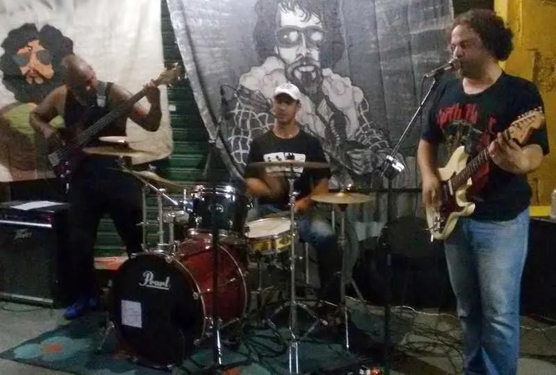 Músicos de longa de estrada, os três integrantes da banda Triplex vão apresentar o pop-rock