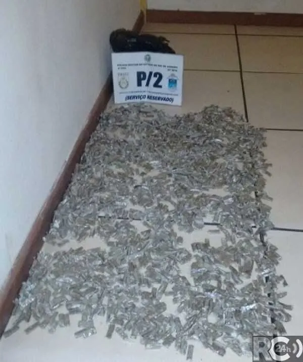  As trouxinhas de maconha estavam escondidas no forro de uma casa no bairro Jardim Caiçara 