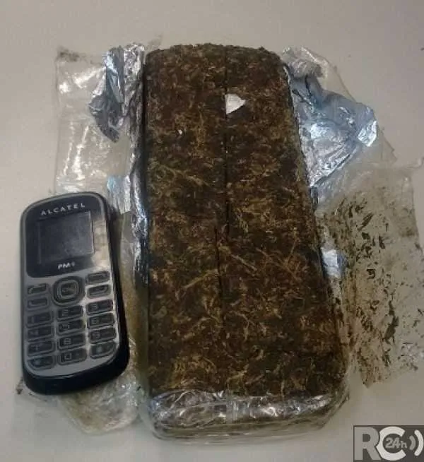 Segundo a Polícia Militar, a maconha estava com o acusado 