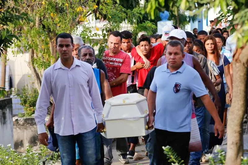  Familiares de Sara Moreira, emocionados, colocam o caixão em uma das gavetas do cemitério