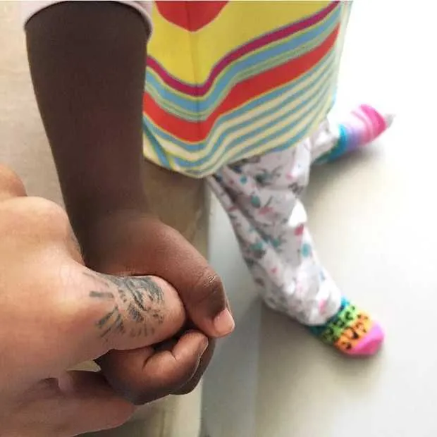 Bruno Gagliasso mostrou uma foto fofa com a filha, Titi, na tarde da última sexta-feira, em seu Instagram. No clique, o ator aparece de mãos dadas com a pequena. Na imagem, além dos pezinhos de Titi usando meias coloridas e diferentes uma da outra, é possível ver a tatuagem no dedo de Bruno.