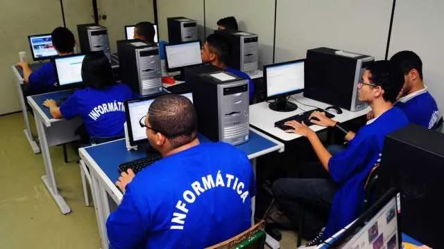 Entre as opções de cursos: há o de montador de computadores