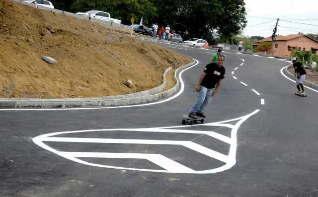 O grupo ligado à Associação de Skate de Maricá foi ao local e desceu diversas vezes o percurso