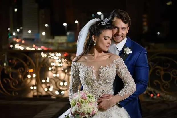 Kamilla Salgado e Eliéser Ambrosio se casaram no fim da tarde do último domingo, 4, na capela da PUC, Zona Oeste de São Paulo. Os noivos, que se conheceram na casa do “Big Brother Brasil 13”, disseram o “sim” em uma cerimônia para 300 convidados. A ‘sensação’ do casório foi a avó de Kamilla, Dona Neide, que levou até o altar uma imagem da Santa Nossa Senhora de Nazaré, padroeira de Belém, cidade natal da noiva.
