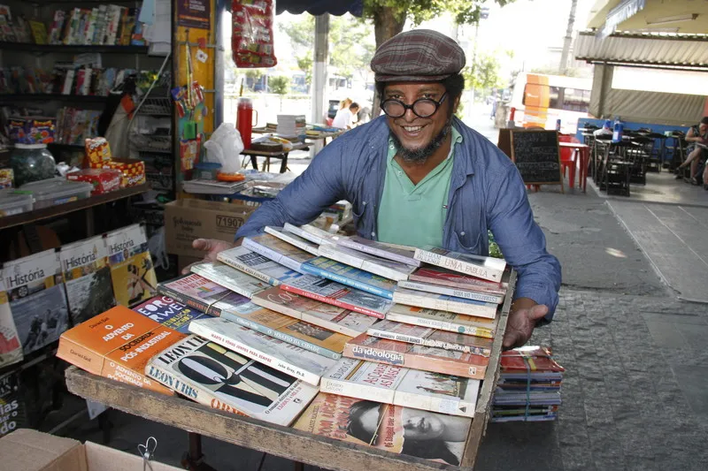 Edson Carlos Oliveira promove saraus, debates, em sua banca que fica no Fonseca, Niterói.