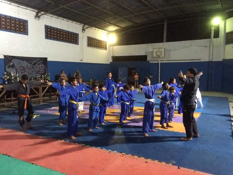 Equipe Bravo Jiu-jitsu oferece aulas em comunidades de SG