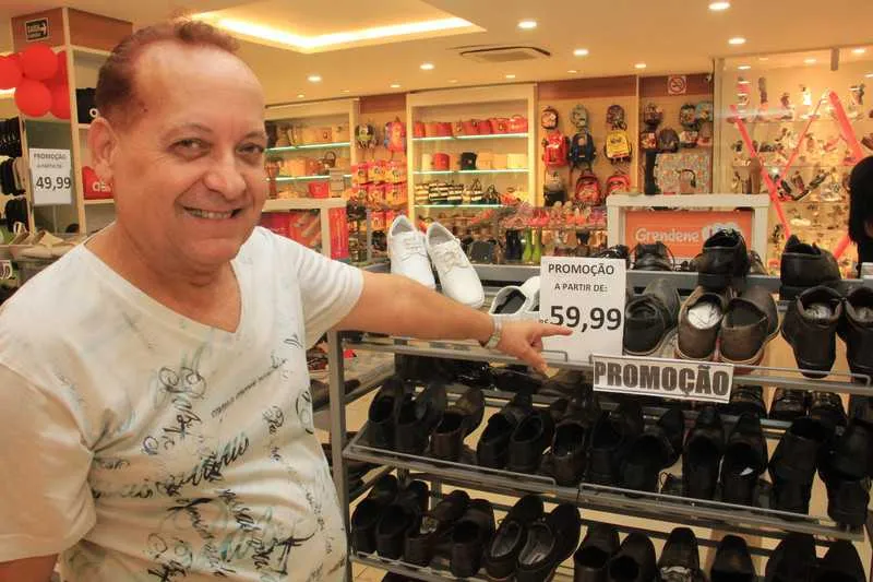 Gildo Marinho, gerente da Raquel Calçados, disse que Temer poderia comprar um par por R$ 229