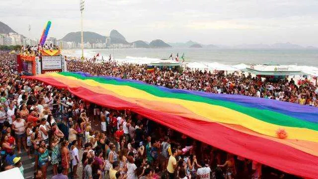 Uma bandeira gigante do arco-íris, símbolo do grupos LGBT, foi estendida pelos participantes do ato