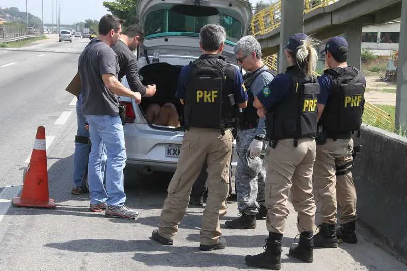 Corpo de Antony, que morava no Complexo do Salgueiro, foi abandonado no porta-malas de um carro roubado, na altura do Boaçu