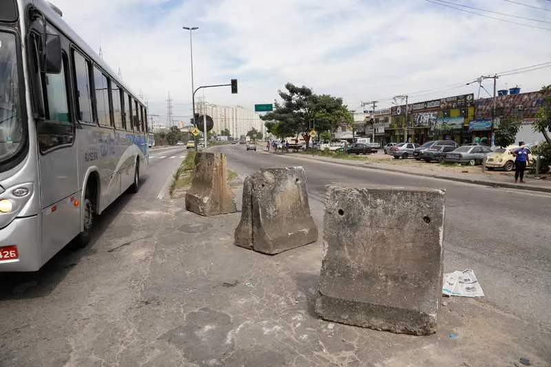 Segundo moradores, DER obstruiu rodovia com blocos de concreto após danificação de semáforos