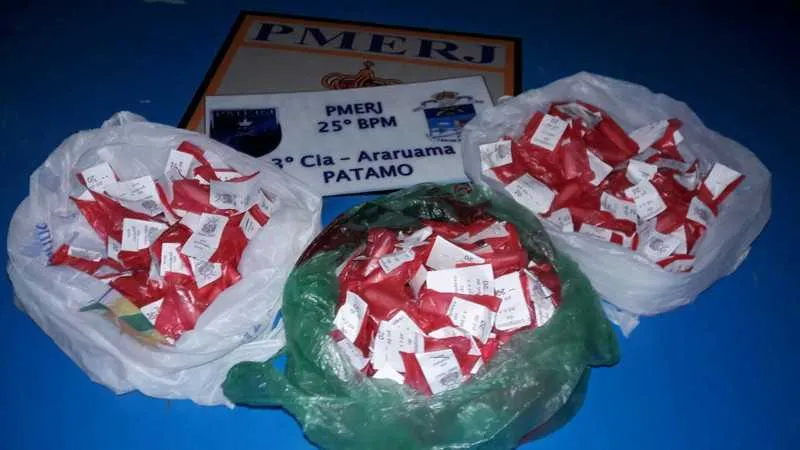 As três sacolas estavam com o menor, surpreendido pela polícia no bairro Mataruna, em Araruama